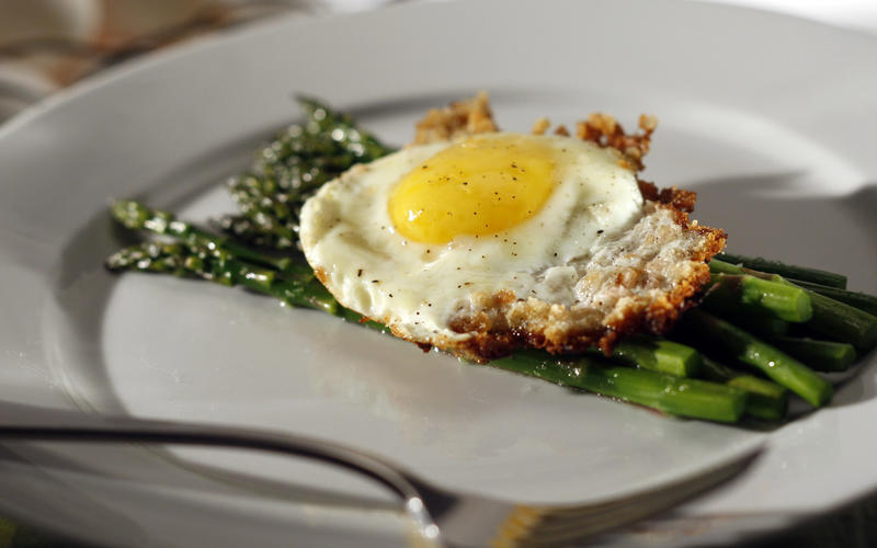 Asparagus with bread crumb-fried eggs