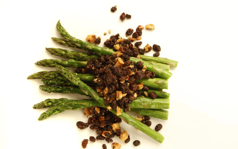 Asparagus with hazelnuts and seasoned currants