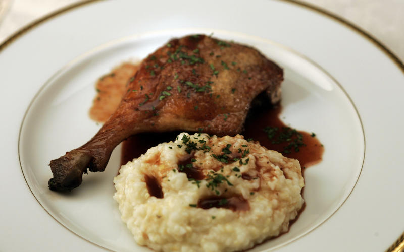 Barbecue-braised duck legs with garlic grits