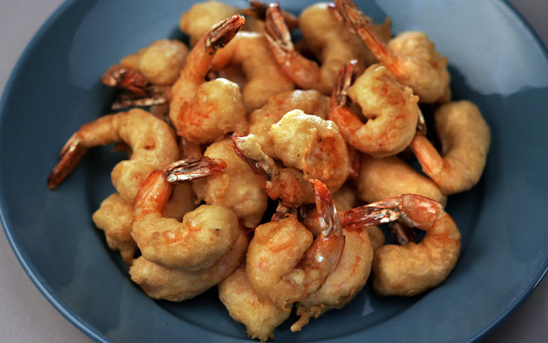 Beer-battered shrimp with classic tartar sauce