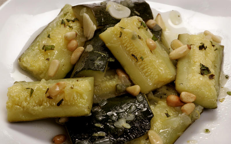Braised zucchini with mint and lemon