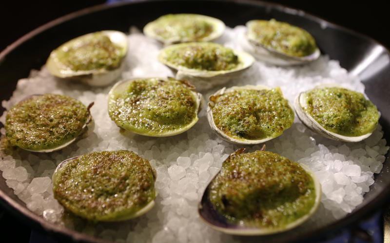 Broiled clams with herbed butter