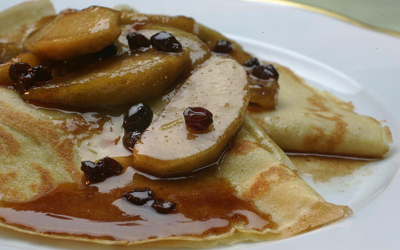 Caramelized apples with cinnamon crepes