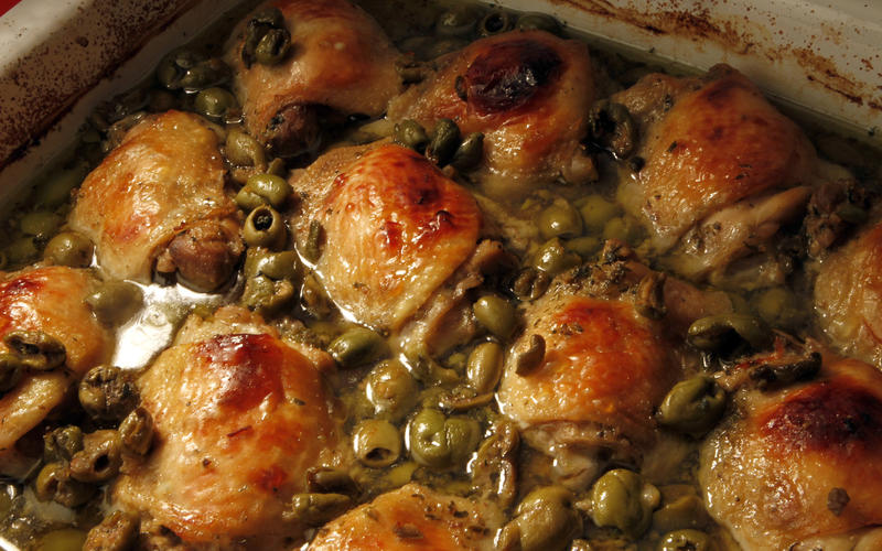 Chicken thighs with honey, olives and oregano