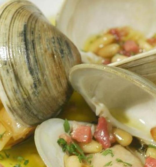 Clams with pine nuts and serrano ham