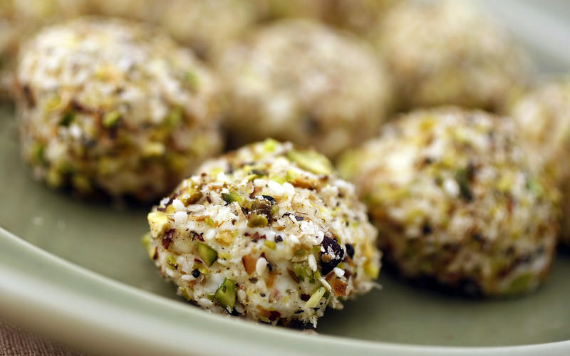 Cream cheese balls with sesame and pistachios