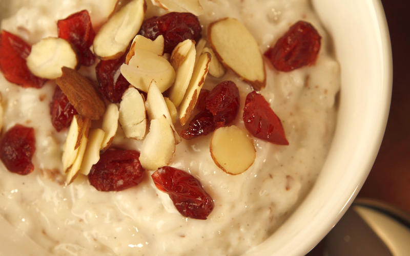 Creamy rice pudding with cardamom and almonds