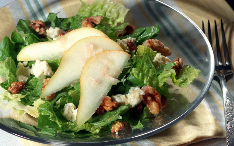 Fresh Pear and Romaine Salad With Blue Cheese