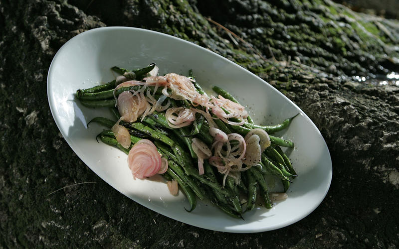Green beans with pickled shallots