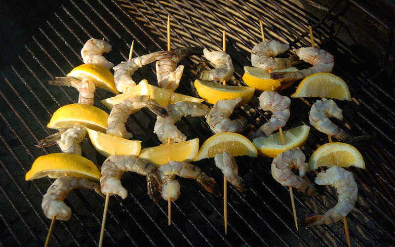 Grilled shrimp and lemon wedges