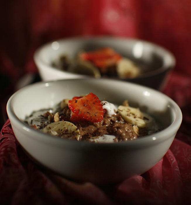 Hazelnut-chocolate oatmeal with strawberries and cream