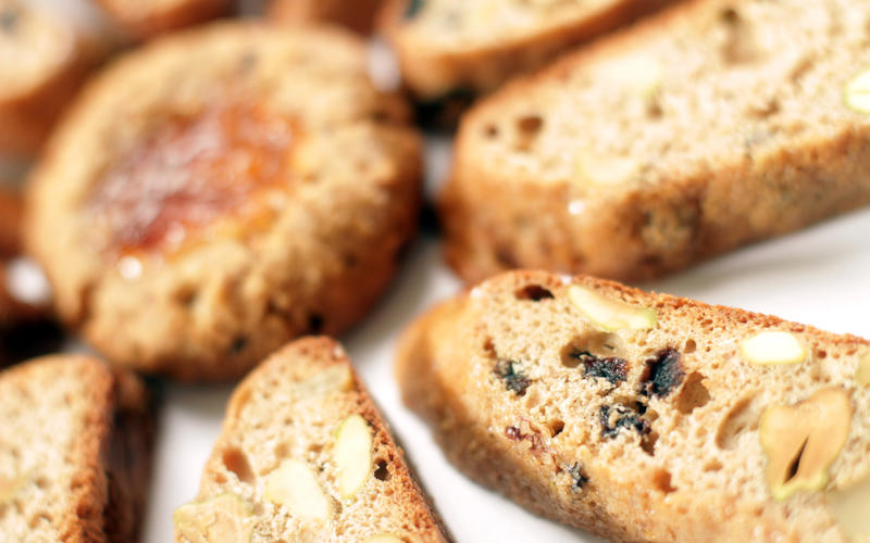 Holiday spelt biscotti