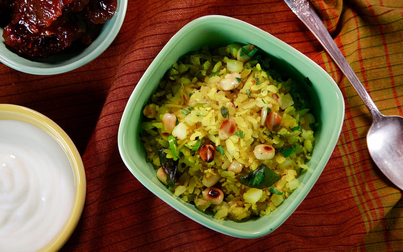 Kanda batata poha (pounded rice with onion and potatoes)