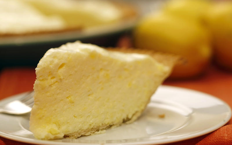 Lemon chiffon pie