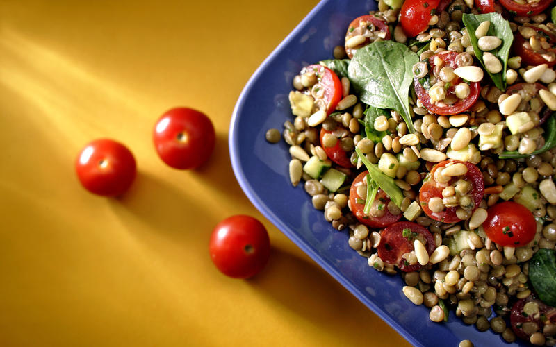 Lentil salad with tomatoes, zucchini and arugula