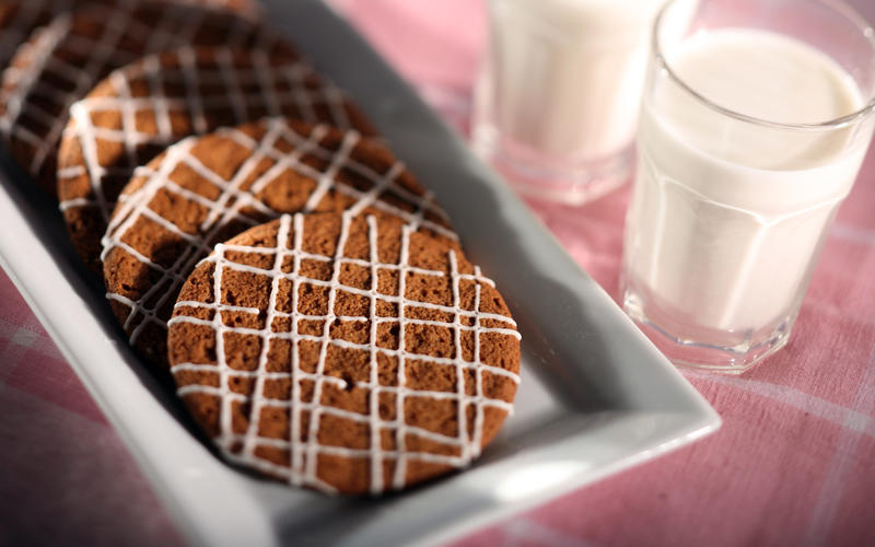 Milk's molasses cookies