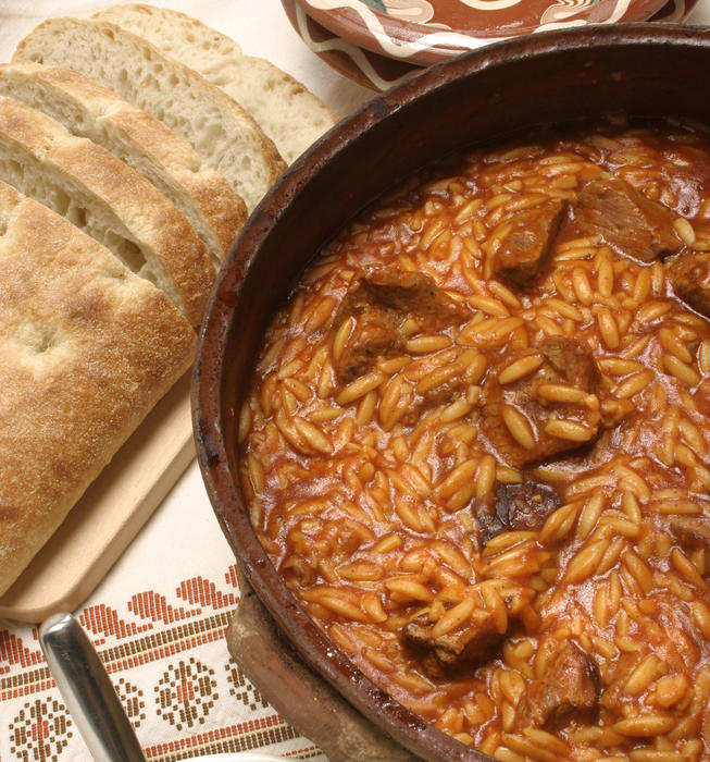 Moshari yiouvetsi (veal and pasta casserole)