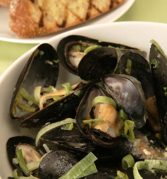 Mussels with leeks and white wine
