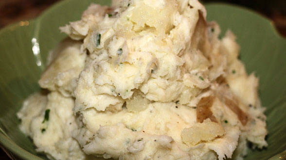 Not-Your-Mama’s Mashed Sour Cream and Chive Potatoes