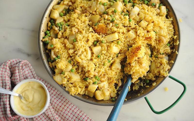 Paella with turnips, peas and spring onions