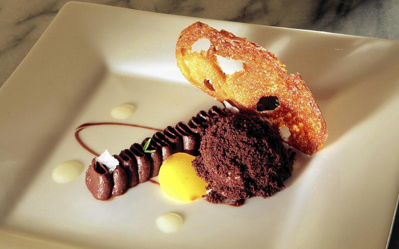 Pan con chocolate (Chocolate flan with caramelized bread, olive oil and brioche ice cream)