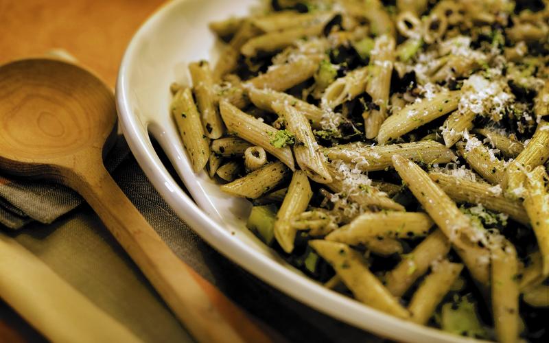 Pasta with broccoli, olives and pistachios