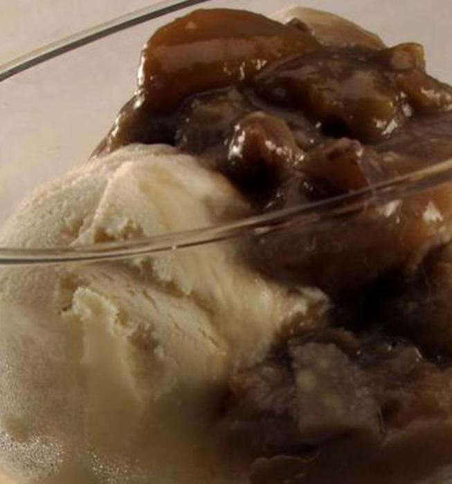 Peach and pecan sundae