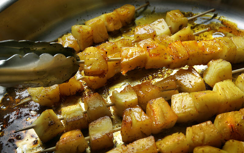 Pineapple brochettes with saffron caramel