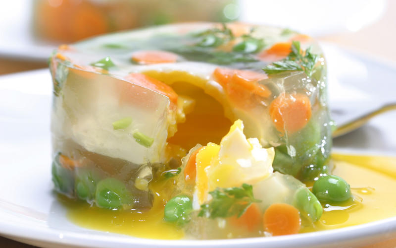 Poached eggs in white wine gelee