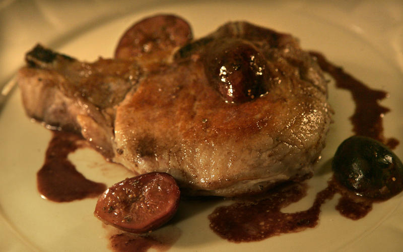 Pork chops with roasted figs