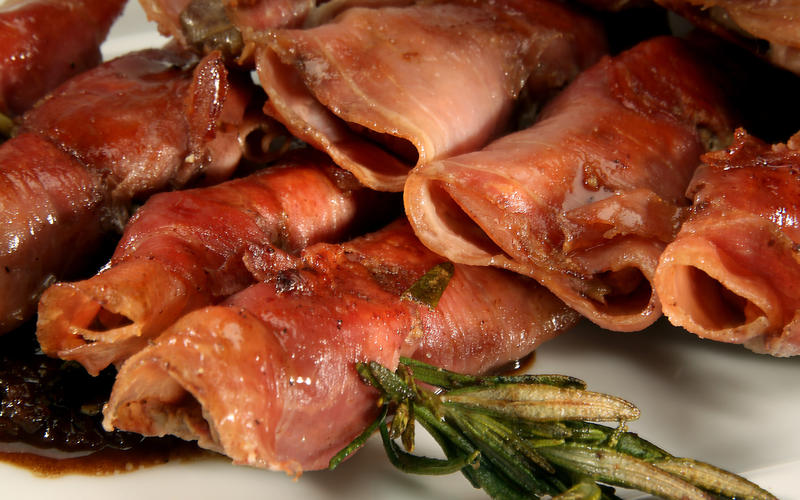 Prosciutto-wrapped chicken liver skewers 