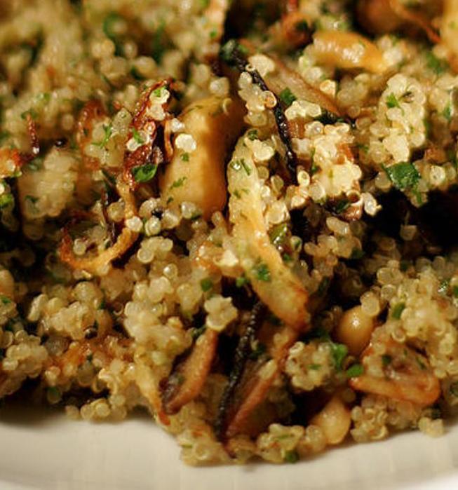 Quinoa salad with shiitakes, fennel and cashews