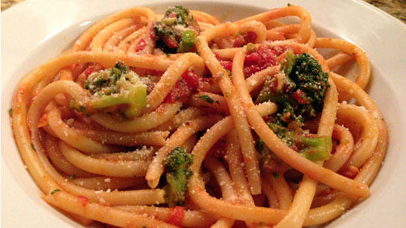 Red and Green Pasta – Bacon and Onion Sauce with Romanesco or Broccoli
