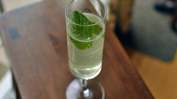Refreshing Mint and Lime Sparkler