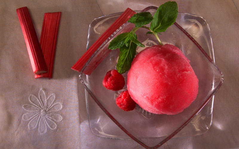 Rhubarb and raspberry ice