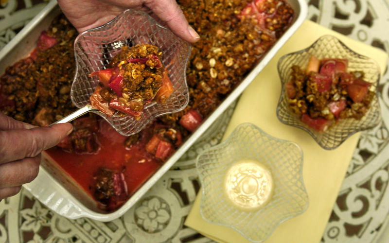 Rhubarb-pecan crisp