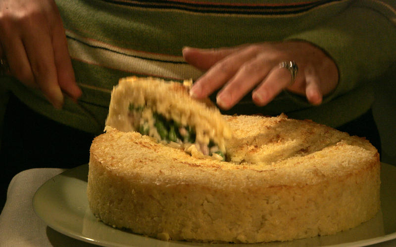 Rice timballo with prosciutto and peas