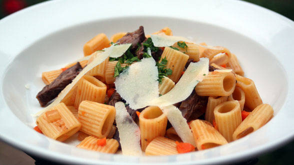 Rigatoni with Grilled Beef and Gravy