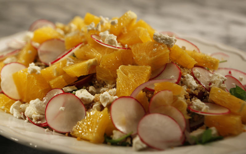 Salad of oranges, quinoa, radishes and feta