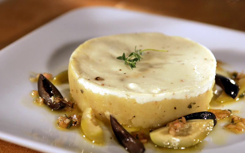 Salade petatou (Warm goat cheese and potato salad)