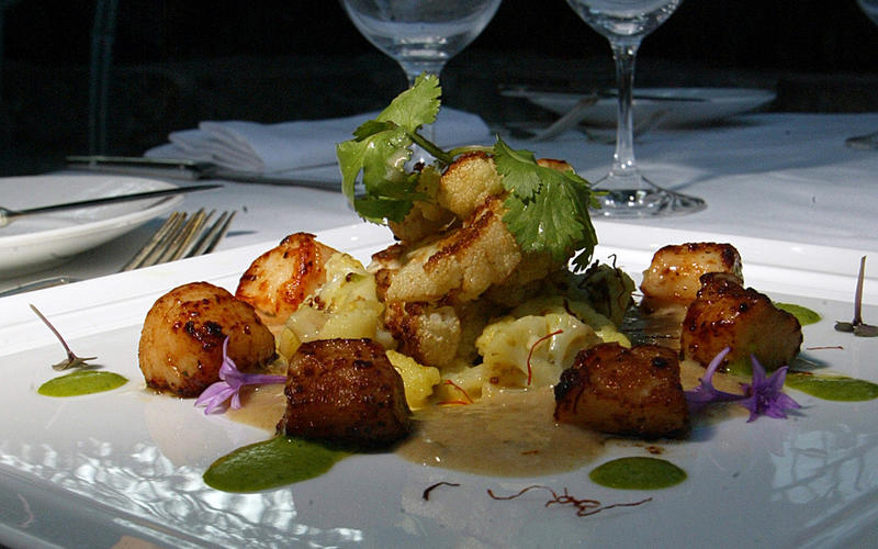 Scallops with Indian-spiced cauliflower