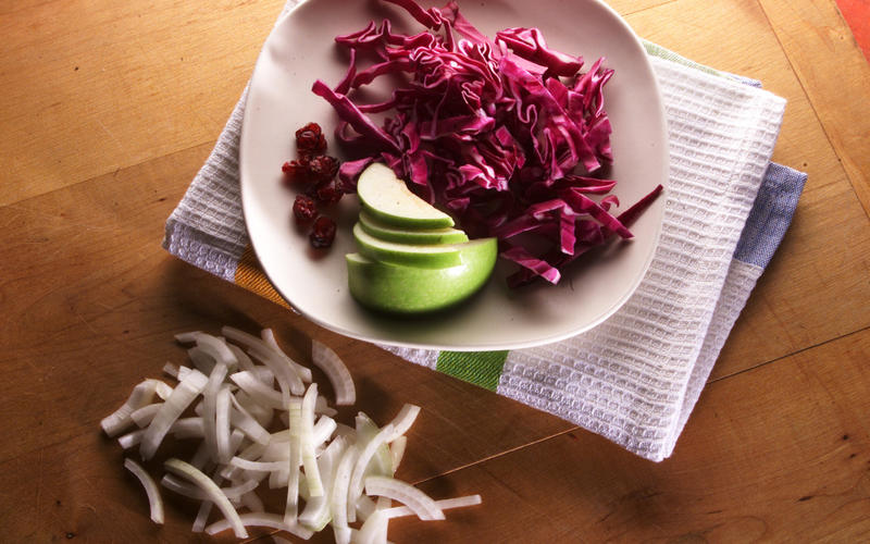 Scandinavian-style red cabbage with apple