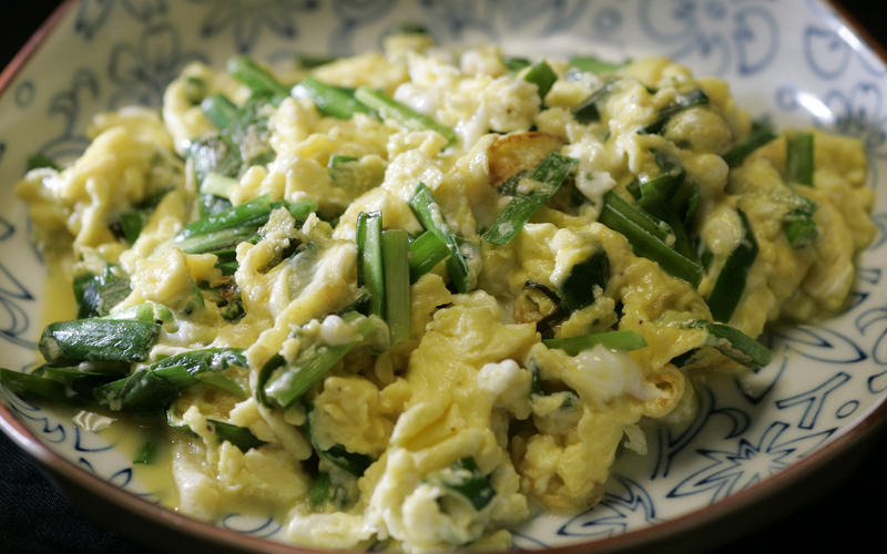 Scrambled eggs with garlic chives