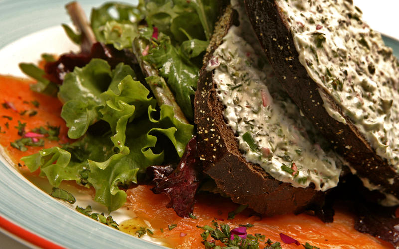 Smoked salmon and mesclun salad with herbed toast