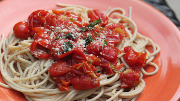 Spaghetti with Cherry Tomatoes, Oil and Vinegar Sauce