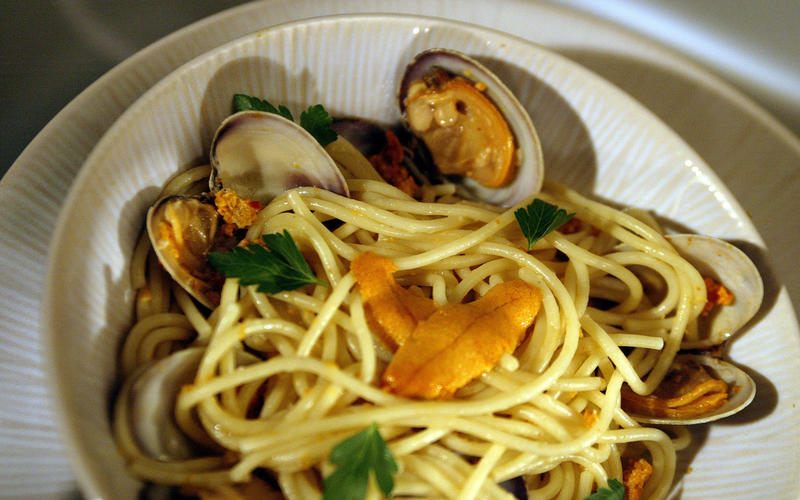 Spaghetti with sea urchins and clams