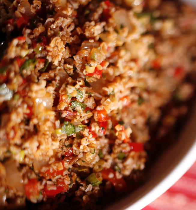 Spicy bulgur salad with sweet peppers and pepper paste