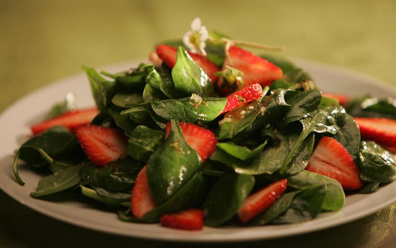 Spinach and strawberry salad with thyme-infused vinaigrette
