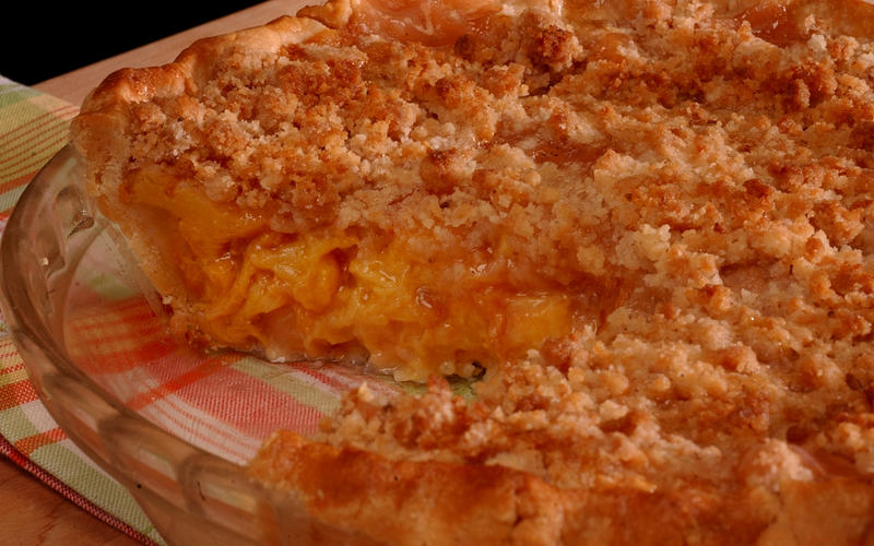 Summertime Peach Pie With Crumb Top