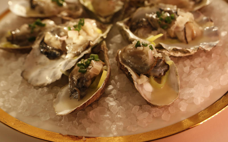 Warm oysters in their shells with leeks and Champagne butter